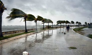 Irma laisse la Floride dévastée, inondée et pleurant des morts