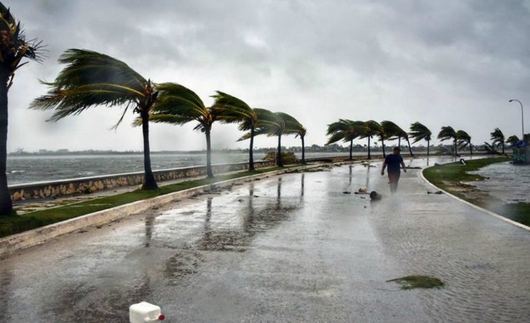 Irma laisse la Floride dévastée, inondée et pleurant des morts