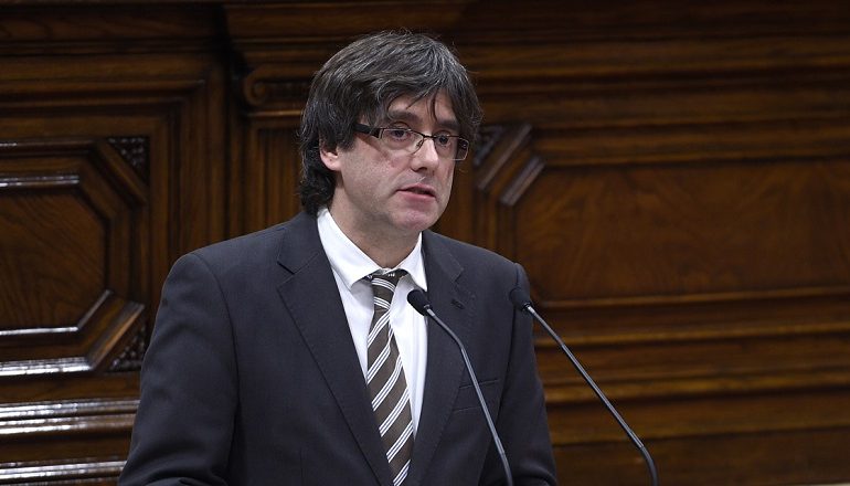 Le parlement catalan signe l’indépendance de la Catalogne, mais suspend sa mise en oeuvre