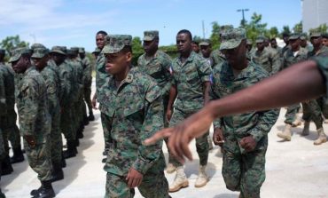 Les soldats de l’armée d’Haïti défilent aux ordres du chef d’Etat-major…