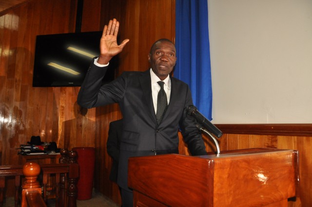 Joseph Lambert réélu Président du dernier tiers du Sénat de la République d’Haïti