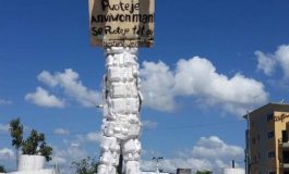 Cayes: un bonhomme en assiettes cartons prend place à la croix des quatre chemins