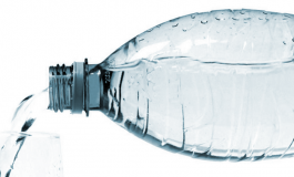 L’eau en bouteille ː plusieurs marques contaminées