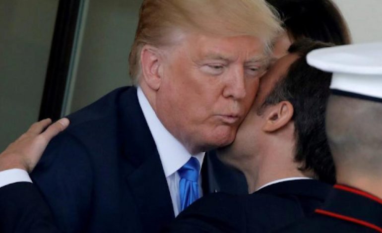 Emmanuel Macron et Donald Trump, une complicité tactile