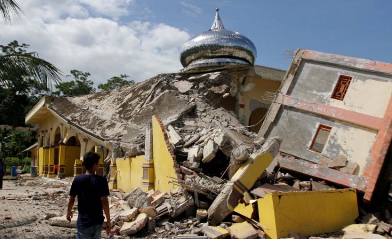 Plus de 300 morts dans un séisme en Indonésie