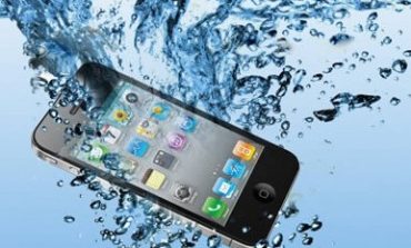 Votre téléphone est tombé dans l'eau ? Voici 5 étapes pour le sauver