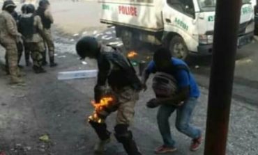 Haïti-Manif : deux manifestants volent au secours d'un policier en feu