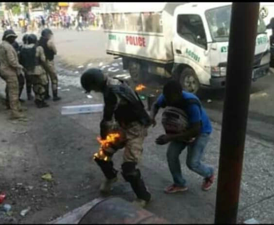 Haïti-Manif : deux manifestants volent au secours d’un policier en feu