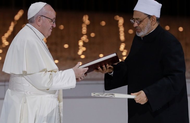 Le pape François et l’imam Al-azhar, Almad Al Tayyeb s’unissent pour la fraternité humaine