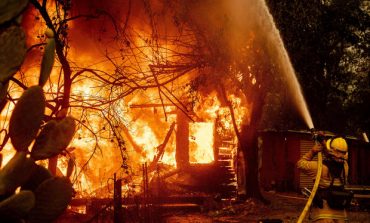 Des millier de personnes evacuées à cause d'un feu de forêt en Californie