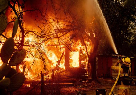 Des millier de personnes evacuées à cause d'un feu de forêt en Californie