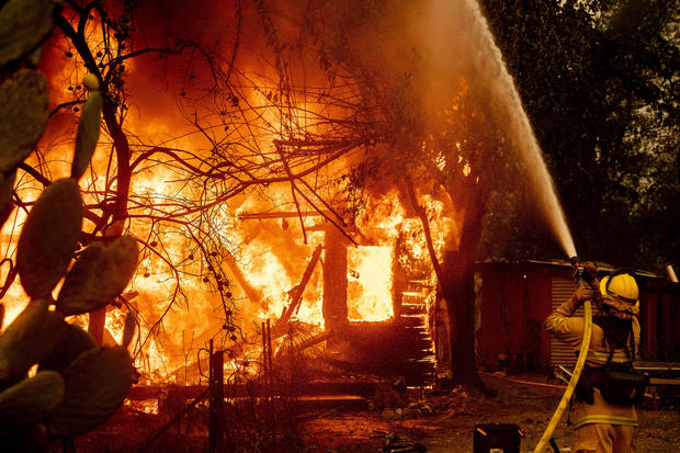 Des millier de personnes evacuées à cause d’un feu de forêt en Californie