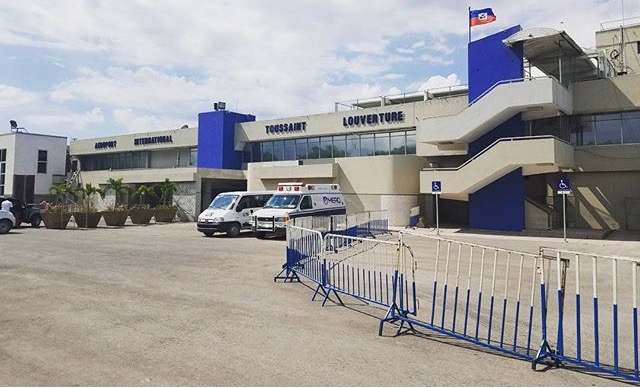 Coronavirus : les passagers, dépistés à l’aéroport Toussaint Louverture