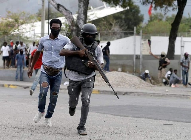 « Situation de guerre » dit le Gouvernement, des policiers ont attaqué le QG de l’Armée