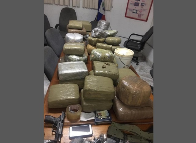 Saisie de drogues et d’armes à feu suivie d’arrestations à Tabarre