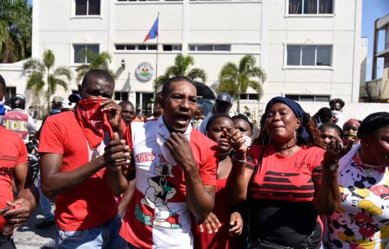 Manifestation des haïtiens devant l’ambassade d’Haïti en République Dominicaine