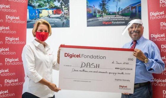 Digicel fait un don de 2,675,000 gourdes à l'hôpital DASH pour faire face à la crise sanitaire