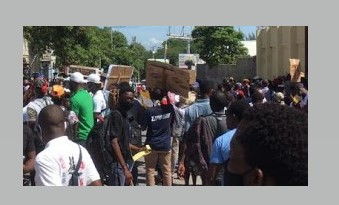 Haiti/Protestation : Un sit-in devant les locaux du MJSP violemment dispersé  par la Police.
