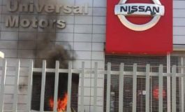 Scènes de pillage, Universal Motors de Réginald Boulos pillé et incendié