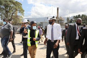 Président Jovenel Moïse lors de la visite des installations de cette centrale électrique, le 11 février 2021.