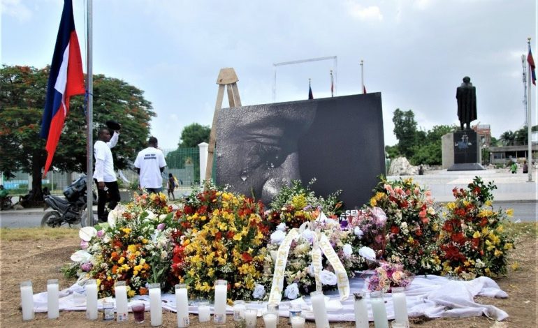 Des fleurs et des bougies pour Jovenel Moïse