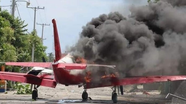 Cayes : un avion incendié par des manifestants