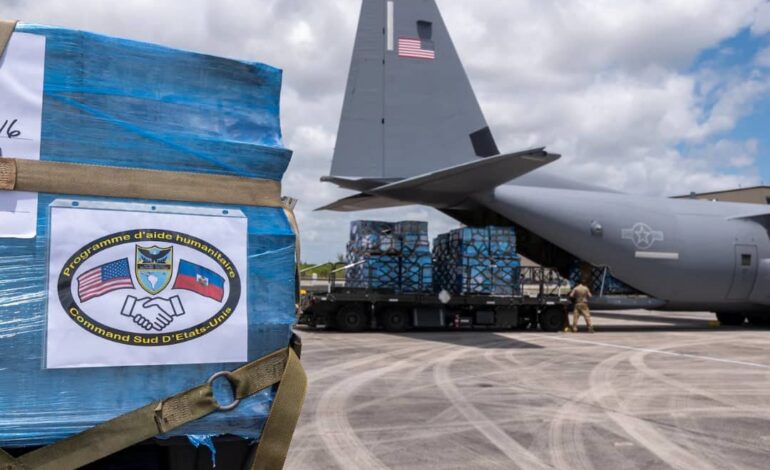 Un avion militaire américain livre des médicaments et des fournitures médicales à l’aéroport Toussaint Louverture