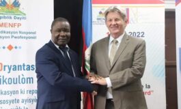 Le ministre Augustin Antoine rencontre l’ambassadeur Dennis Hankins 