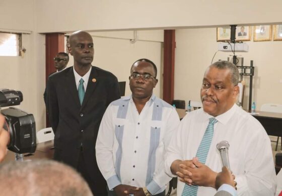 Visite d'inspection du Premier ministre au Bureau de l'Immigration et à l'Aéroport Toussaint Louverture